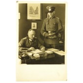 Vroege Wehrmacht Hauptman bij de dienst in HQ met Der Spiess